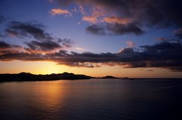 Archipel-des-Comores;-Ciel;-Côte;-Coucher-de-soleil;-Crépuscule;-France;-Kaleidos;-Kaleidos-images;-La-parole-à-limage;-Laurent-Abad;-Mayotte;-Mer;-Nuages;-Océan-Indien;-Silhouette;-Stories-Pictures